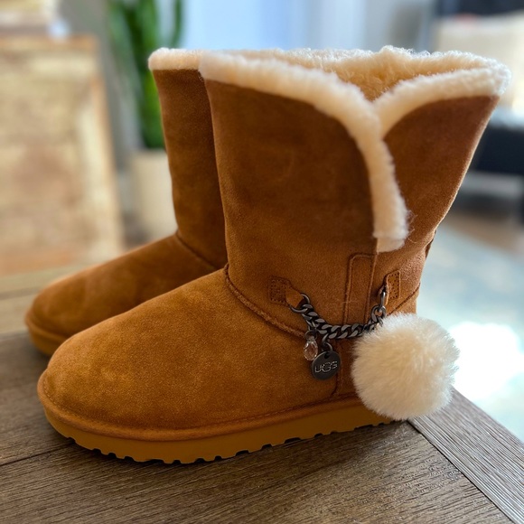 UGG Classic Short Charm Boots - size 8 - Picture 2 of 5
